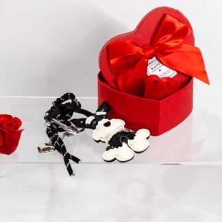 kouti kardia me mprelok mauro skilaki