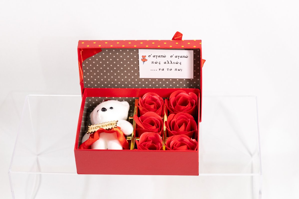 kouti triantafylla me arkoudaki