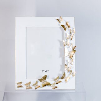 lefki korniza me xryses petaloudes